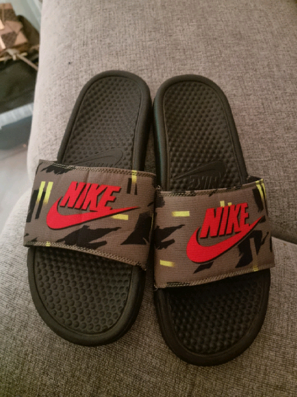 Size 9 Nike sliders | in East End 